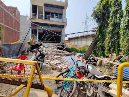 फोटो-32, हादसे के बाद क्षतिग्रस्त भवन को देखते लोग। संवाद फोटो-32, हादसे के बाद क्षतिग्रस्त भवन को देखते लोग। संवाद