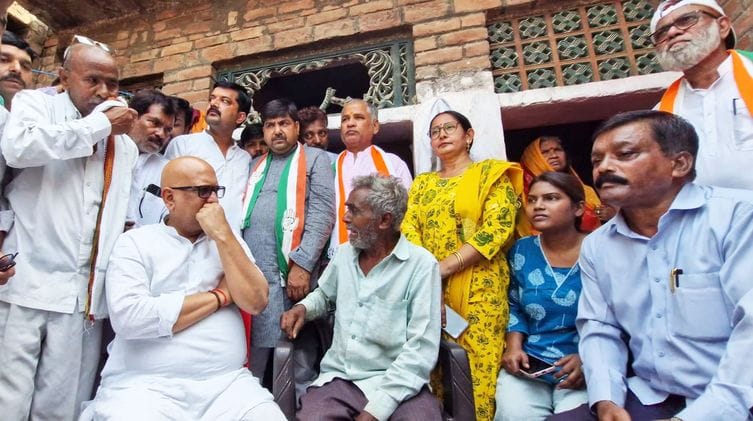 फोटो-33-मृतक के परिजनों से बात करते प्रदेश अध्यक्ष। स्त्रोत आयोजक फोटो-33-मृतक के परिजनों से बात करते प्रदेश अध्यक्ष। स्त्रोत आयोजक