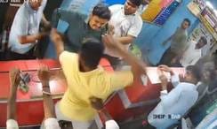 फोटो 39 पटियाली में दुकान खाली कराने के विवाद के दौरान तानी गई रिवाल्वर। स्रोत: वीडियो क्रैप फोटो 39 पटियाली में दुकान खाली कराने के विवाद के दौरान तानी गई रिवाल्वर। स्रोत: वीडियो क्रैप