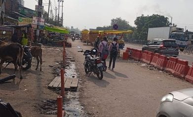 फोटो-6-क्षतिग्रस्त पड़े दही चौकी तिराहे पर सुरक्षा को लेकर लगाए गए प्लास्टिक के पोल। संवाद फोटो-6-क्षतिग्रस्त पड़े दही चौकी तिराहे पर सुरक्षा को लेकर लगाए गए प्लास्टिक के पोल। संवाद