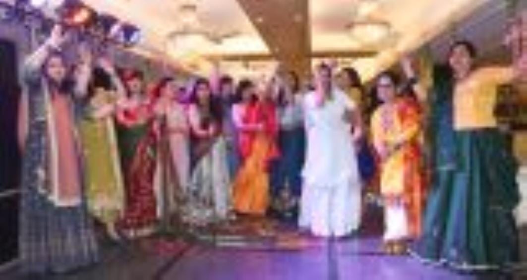 हजरतगंज स्थित कैफे में इनर व्हील क्लब ऑफ प्रेरणा की ओर से सोमवार को रास रंग कार्यक्रम हुआ। हजरतगंज स्थित कैफे में इनर व्हील क्लब ऑफ प्रेरणा की ओर से सोमवार को रास रंग कार्यक्रम हुआ।