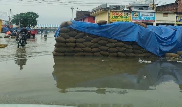 जगाधरी अनाज मंडी में बारिश के पानी में भीगी धान की बोरियां। संवाद जगाधरी अनाज मंडी में बारिश के पानी में भीगी धान की बोरियां। संवाद