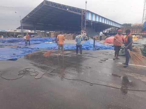 जगाधरी अनाज मंडी में बारिश के पानी में भीगी धान की बोरियां। संवाद जगाधरी अनाज मंडी में बारिश के पानी में भीगी धान की बोरियां। संवाद