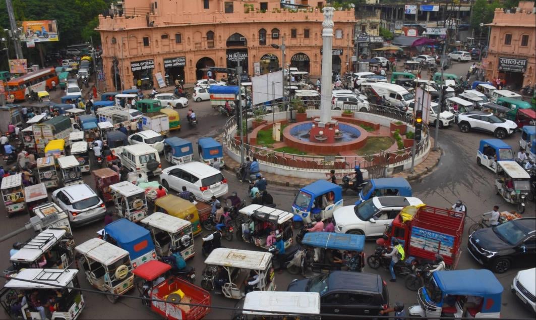 जाम की जद में कैसरबाग चौराहा।