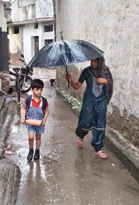 जिमखाना रोड के पास बारिश में हुए जलभराव के बीच गुजरते वाहन। संवाद