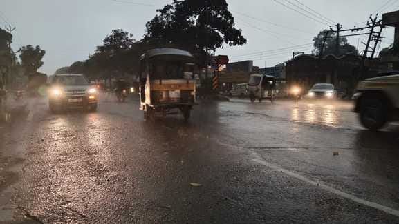जिमखाना रोड के पास बारिश में हुए जलभराव के बीच गुजरते वाहन। संवाद