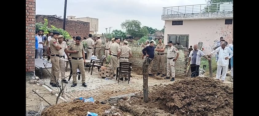 कब्जा कार्रवाई के दौरान खड़े ग्रामीण। संवाद कब्जा कार्रवाई के दौरान खड़े ग्रामीण। संवाद