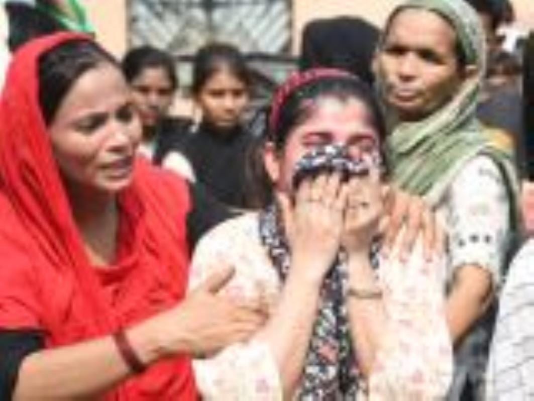 केजीएमयू ने हटाया अतिक्रमण और घर टूटने से परेशान लोग। केजीएमयू ने हटाया अतिक्रमण और घर टूटने से परेशान लोग।
