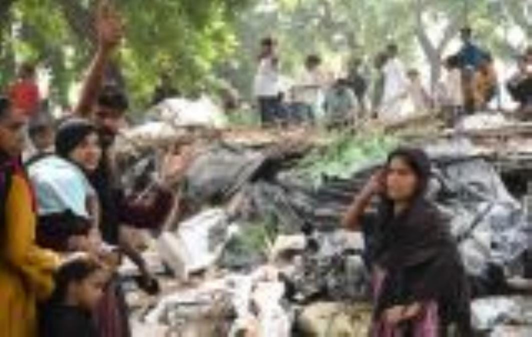 केजीएमयू ने हटाया अतिक्रमण और घर टूटने से परेशान लोग। केजीएमयू ने हटाया अतिक्रमण और घर टूटने से परेशान लोग।