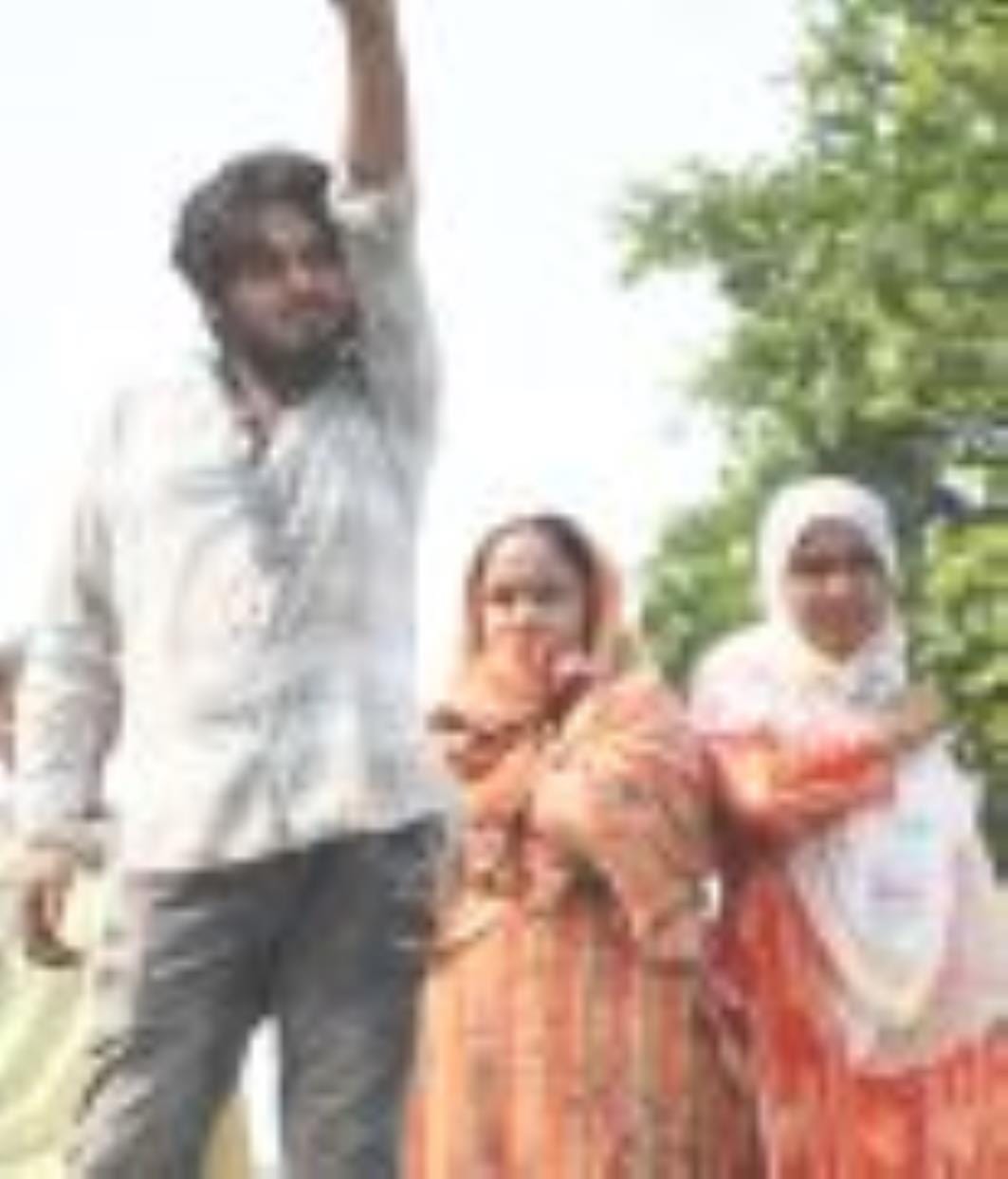 केजीएमयू ने हटाया अतिक्रमण और घर टूटने से परेशान लोग। केजीएमयू ने हटाया अतिक्रमण और घर टूटने से परेशान लोग।