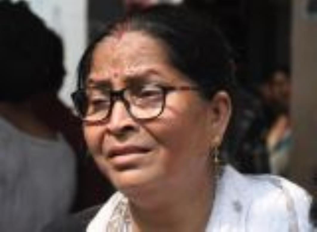 केजीएमयू ने हटाया अतिक्रमण और घर टूटने से परेशान लोग। केजीएमयू ने हटाया अतिक्रमण और घर टूटने से परेशान लोग।