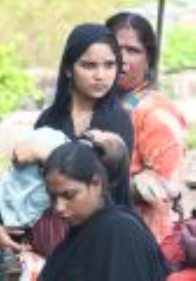 केजीएमयू ने हटाया अतिक्रमण और घर टूटने से परेशान लोग। केजीएमयू ने हटाया अतिक्रमण और घर टूटने से परेशान लोग।