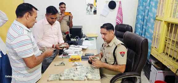 कार से मिली नगदी। संवाद कार से मिली नगदी। संवाद