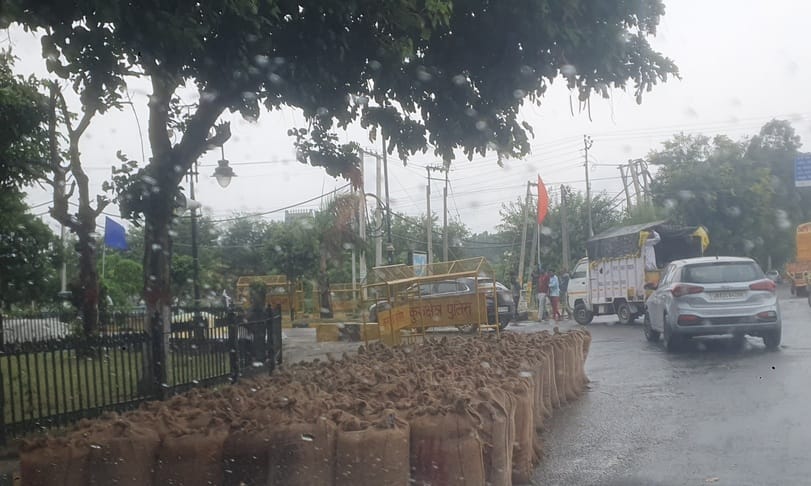 कुरुक्षेत्र। बिकवाली के लिए पहुंची ब्रह्मसरोवर एरिया में लगी धान भीगी। संवाद कुरुक्षेत्र। बिकवाली के लिए पहुंची ब्रह्मसरोवर एरिया में लगी धान भीगी। संवाद