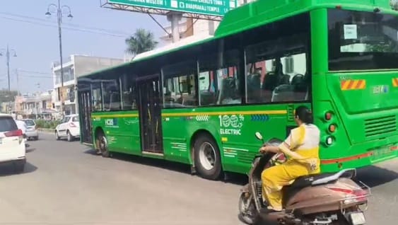 कुरुक्षेत्र। बस स्टैंड परिसर में खड़ी इलेक्ट्रिक बस। संवाद कुरुक्षेत्र। बस स्टैंड परिसर में खड़ी इलेक्ट्रिक बस। संवाद