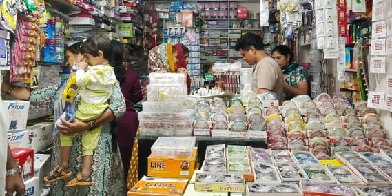 कुरुक्षेत्र। मुनियारी की दुकान पर देर शाम तक खरीदारी करती महिलाएं। संवाद