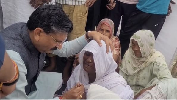 कुरुक्षेत्र। परिजनों को सांत्वना देने पहुंचे केबिनेट मंत्री कृष्ण कुमार बेदी व भाजपा जिलाध्यक्ष