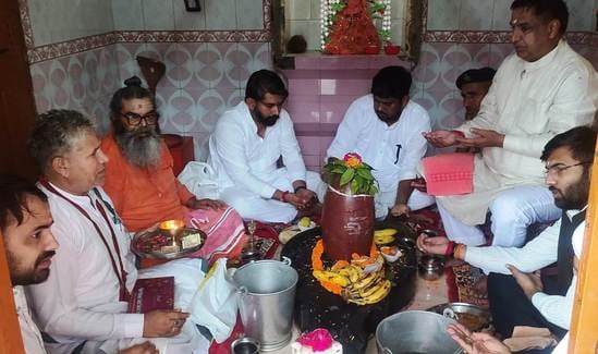 कुरुक्षेत्र। श्री मारकंडेश्वर महादेव मंदिर में पूजा-अर्चना करते मुख्यमंत्री के मीडिया कोऑर्डिने कुरुक्षेत्र। श्री मारकंडेश्वर महादेव मंदिर में पूजा-अर्चना करते मुख्यमंत्री के मीडिया कोऑर्डिने
