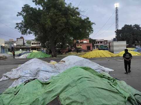 मंडी में शेड्स के नीचे गेहूं का स्टॉ