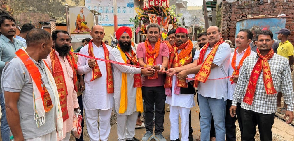 महर्षि वाल्मीकि मंदिर में पूजा अर्चना करते बाल भारती पब्लिक स्कूल के छात्र छात्राएं। (स्त्रोत महर्षि वाल्मीकि मंदिर में पूजा अर्चना करते बाल भारती पब्लिक स्कूल के छात्र छात्राएं। (स्त्रोत