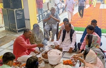 महर्षि वाल्मीकि मंदिर में पूजा अर्चना करते पालिका चेयरमैन, ईओ, पूर्व मंत्री प्रभुदयाल वाल्माी