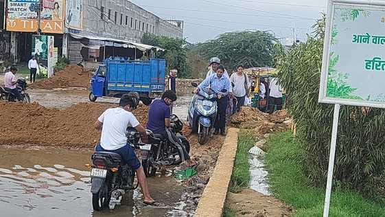 नगीना गार्डन के सामने डाली गई मिट्टी। संवाद नगीना गार्डन के सामने डाली गई मिट्टी। संवाद