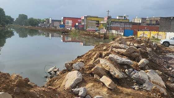 नगीना गार्डन के सामने डाली गई मिट्टी। संवाद नगीना गार्डन के सामने डाली गई मिट्टी। संवाद