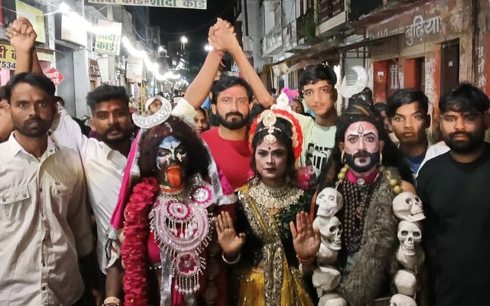 नजीबाबाद के रम्पुरा में  शोभायात्रा के शुभारंभ पर वाल्मीकि के चित्र पर पुष्पांजलि अर्पित करते म