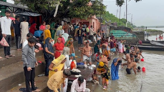 नरौरा के गांधी घाट पर शरद पूर्णिमा पर्व पर गंगा स्नान करते श्रद्धालु। संवाद नरौरा के गांधी घाट पर शरद पूर्णिमा पर्व पर गंगा स्नान करते श्रद्धालु। संवाद