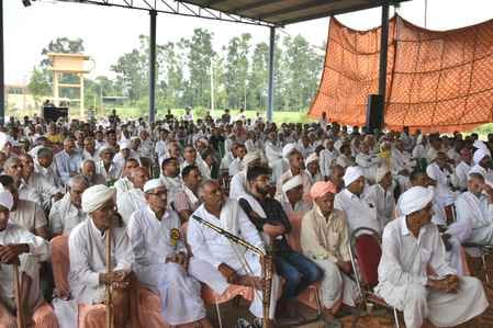 पंचायत मंत्री कृष्णलाल पंवार को सम्मानित करते गोशाला प्रबंधन। संवाद