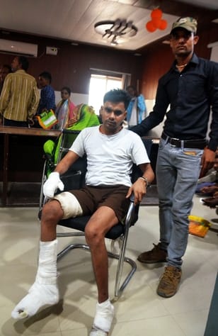 पुराने जिला अस्पताल स्थित सभागार में प्रमाण पत्र बनवाने के लिए बैठे दिव्यांग। संवाद