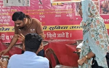 रोडवेज बस के सामने खड़ी इसी कार के कारण लगा जाम। संवाद