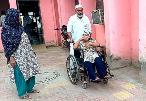 सुबह 8.34 बजे:- बागपत जिला अस्पताल में फिजिशियन कक्ष के बाहर चिकित्सक के इंतजार में बैठे मरीज।