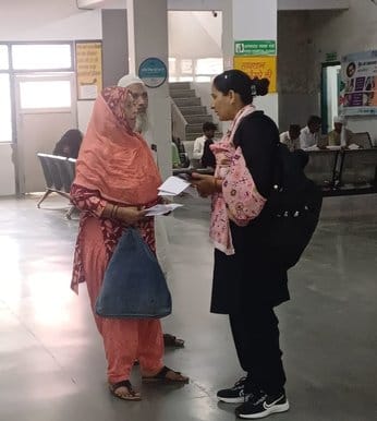 सुबह 8.34 बजे:- बागपत जिला अस्पताल में फिजिशियन कक्ष के बाहर चिकित्सक के इंतजार में बैठे मरीज।