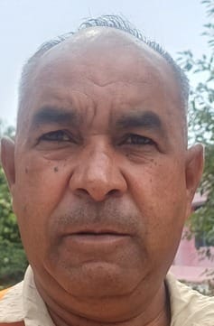 सुबह 8.34 बजे:- बागपत जिला अस्पताल में फिजिशियन कक्ष के बाहर चिकित्सक के इंतजार में बैठे मरीज।