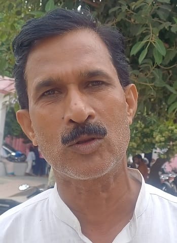 सुबह 8.34 बजे:- बागपत जिला अस्पताल में फिजिशियन कक्ष के बाहर चिकित्सक के इंतजार में बैठे मरीज।