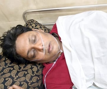 संभल के निजी अस्पताल में सभासद की पत्नी पल्लवी वार्ष्णेय का इलाज करते कर्मचारी। संवाद संभल के निजी अस्पताल में सभासद की पत्नी पल्लवी वार्ष्णेय का इलाज करते कर्मचारी। संवाद