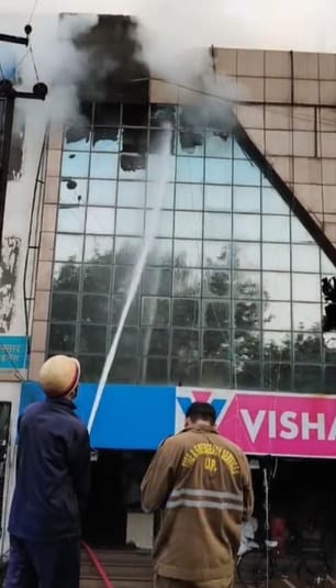 संजय नगर सेक्टर 23 स्थित विशाल मेगा मार्ट के दूसरे माले लगी आग को बुझाते दमकल कर्मी। स्रोत वीड संजय नगर सेक्टर 23 स्थित विशाल मेगा मार्ट के दूसरे माले लगी आग को बुझाते दमकल कर्मी। स्रोत वीड