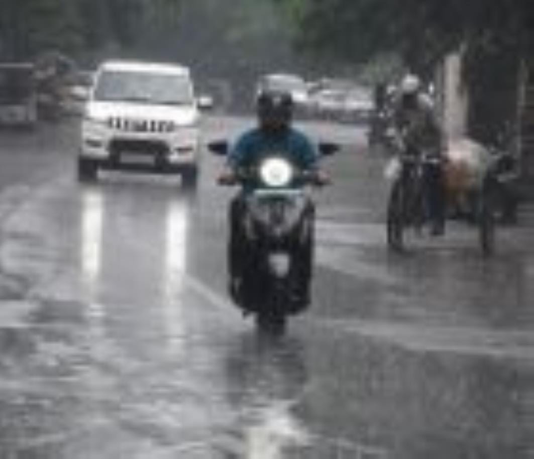 सोमवार दोपहर बाद राजधानी के विभिन्न इलाकों में हुई बारिश। सोमवार दोपहर बाद राजधानी के विभिन्न इलाकों में हुई बारिश।