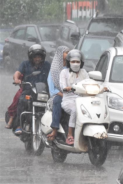 सुनील कैथवास....सुबह से आसमान में छाये रहे बादल, दोपहर में हुई बारिश। कमिश्नरी चौराहे से गुजरते सुनील कैथवास....सुबह से आसमान में छाये रहे बादल, दोपहर में हुई बारिश। कमिश्नरी चौराहे से गुजरते