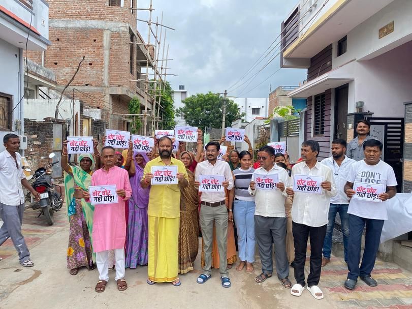 सिरोही। आबूरोड में कांग्रेसियों द्वारा वोट चोर गद्दी छोड़ अभियान की विधिवत शुरूवात की गई।