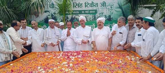 सिसौली किसान भवन में चौधरी महेंद्र सिंह टिकैत की जयंती पर उपस्थित लोगों को संबोधित करते भाकि सिसौली किसान भवन में चौधरी महेंद्र सिंह टिकैत की जयंती पर उपस्थित लोगों को संबोधित करते भाकि