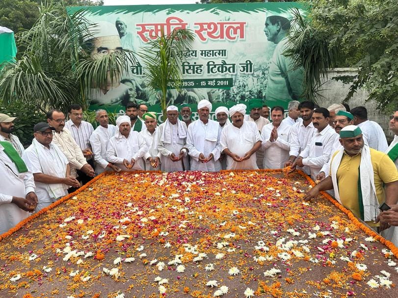 सिसौली किसान भवन में चौधरी महेंद्र सिंह टिकैत की जयंती पर उपस्थित लोगों को संबोधित करते भाकि सिसौली किसान भवन में चौधरी महेंद्र सिंह टिकैत की जयंती पर उपस्थित लोगों को संबोधित करते भाकि