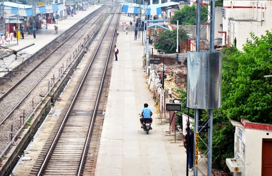 शाहजहांपुर पूर्वोत्तर रेलवे स्टेशन पर बंद पड़ा शौचालय। संवाद