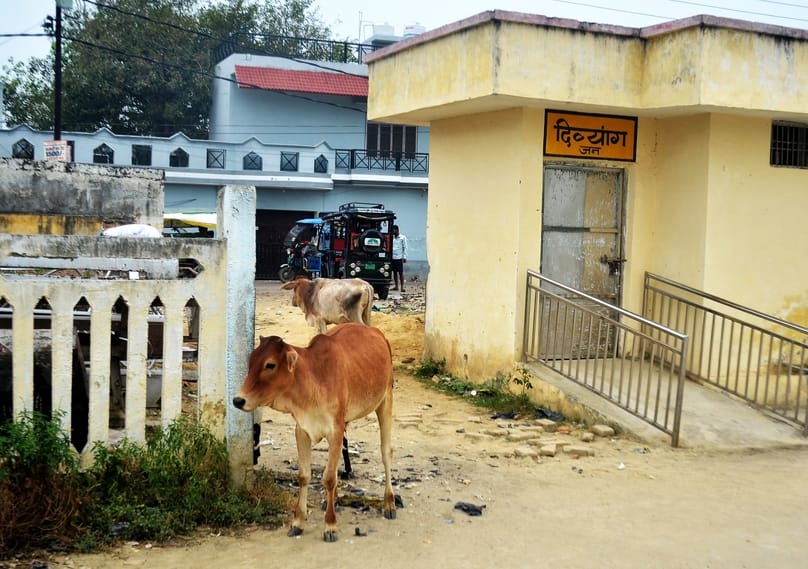 शाहजहांपुर पूर्वोत्तर रेलवे स्टेशन पर बंद पड़ा शौचालय। संवाद