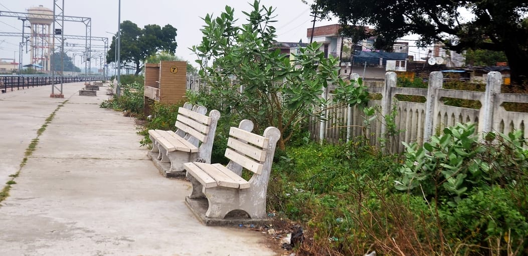 शाहजहांपुर पूर्वोत्तर रेलवे स्टेशन पर बंद पड़ा शौचालय। संवाद