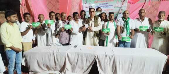 दौराला - युवाओं को रालोद की सदस्यता कराई गई ग्रहण। स्रोत : स्वयं दौराला - युवाओं को रालोद की सदस्यता कराई गई ग्रहण। स्रोत : स्वयं