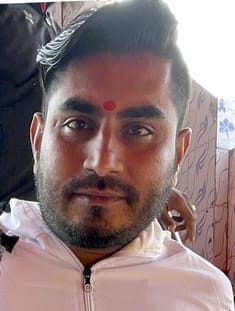 दर्द-बिजनौर-मेरठ रोड पर गांव देवल के पास सड़क दुर्घटना में प्रियंका की मौत पर विलाप करते परिजन।