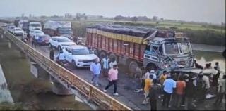 दर्द-बिजनौर-मेरठ रोड पर गांव देवल के पास सड़क दुर्घटना में प्रियंका की मौत पर विलाप करते परिजन।