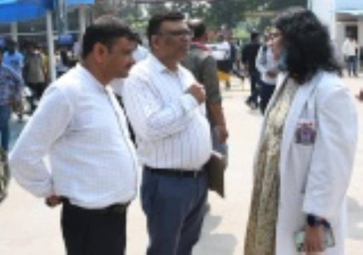 दवाओं की जांच करती टीम। दवाओं की जांच करती टीम।